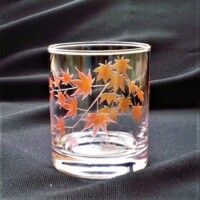 ロックグラスA≪モミジ≫<br>
径74×H88mm 275cc<br>
加工費込3900円<br>
<br>
<center><a href="https://www.kobo-abe.com/order?product=%E7%B5%B5%E6%9F%84%E3%82%B0%E3%83%A9%E3%82%B9%EF%BC%9C%E3%83%A2%E3%83%9F%E3%82%B8%EF%BC%9E" target="_blank" rel="noopener noreferrer"><img border="0" src="https://www.kobo-abe.com/wp-content/uploads/2016/10/order-or200.png" width="160px" alt=""></a></center><br>
<br>
<br>
<br>
<br>