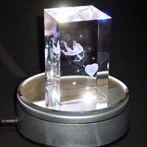 LEDライトスタンド丸型(回転式)別売 <br>
3色7灯のLEDが点滅しながら回転<br>
3Dアートを幻想的にライトアップ<br>
径110mmH40mm 5500円<br>
LEDスタンドに3Dアートを載せた<br>イメージ