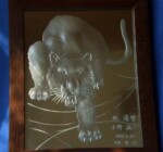 還暦のお祝い<br>
干支の虎を段彫り<br>
で制作、5mmガラス文字入れサービスで額は木製茶