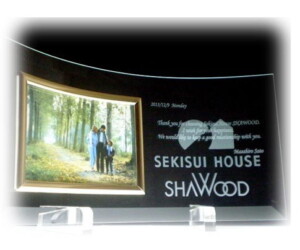 <strong>◆横型フォトフレームHY.2</strong>(裏表彫刻)<br><span style="color: #ff0000;">加工費込<strong> 7600円</strong></span> サイズH150 ×W300mm (わん曲) 写真はL判ヨコ撮 新築完成記念品/サンプル作品<br>表面にメッセージやお名前などの文字を深めに彫り 裏面には会社ロゴなど彫ってます<br>
<br>
<center><a href="https://www.kobo-abe.com/order?product=%E6%A8%AA%E5%9E%8B%E3%83%95%E3%82%A9%E3%83%88%E3%83%95%E3%83%ACHY.2%28%E8%A3%8F%E8%A1%A8%E5%BD%AB%E5%88%BB%29%E3%80%80%E5%9F%BA%E6%9C%AC%E5%8A%A0%E5%B7%A5%E8%B2%BB%E8%BE%BC%E3%81%BF6900%E5%86%86" target="_blank" rel="noopener"><img border="0" src="https://www.kobo-abe.com/wp-content/uploads/2016/10/order-or200.png" width="200px" alt=""></a></center>
<br>
<br>
<br/>