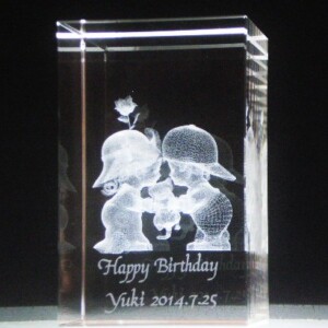 3Dレーザーアート『ラブキッズ』<br>
作品サンプル画像<br>W50mm×D50mm×H80mm<br>
<専用ケース入り>
<br>
A. 文字彫刻なし 2900円<br>
B. 文字彫刻込み <span style=";text-decoration: line-through;">4200円</span>から 在庫のみ<br>大幅割引き <span style="color: #ff0000;"><strong>超特価3000円で</strong></span>(加工費込)