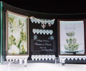 <strong>◆両サイド写真入れ 飾り付フォトフレームHW.1 </strong>ハート型クリスタルビーズチャーム付<br>表面のみ彫刻 <span style="color: #ff0000;">加工費込<strong>8300円</strong></span> (わん曲)<br>デザインDPH-9 サイズH180mm×W345mm <br>
結婚お祝い品に<br>
写真はL判タテ撮×2 彫刻スペース
は飾り<br>
ある為文字数他制限(サンプル作品参考に)<br>
<center><a href="https://www.kobo-abe.com/order?product=%E4%B8%A1%E3%82%B5%E3%82%A4%E3%83%89%E5%86%99%E7%9C%9F%E5%85%A5%E3%82%8C%E9%A3%BE%E3%82%8A%E4%BB%98%E3%83%95%E3%82%A9%E3%83%88%E3%83%95%E3%83%ACHW.1%E3%80%80%E5%9F%BA%E6%9C%AC%E5%8A%A0%E5%B7%A5%E8%B2%BB%E8%BE%BC%E3%81%BF8000%E5%86%86" target="_blank" rel="noopener"><img border="0" src="https://www.kobo-abe.com/wp-content/uploads/2016/10/order-or200.png" width="200px" alt=""></a></center>
<br>
<br>
<strong>◆両サイド写真入れ 飾り付きフォト<br>フレームHW.2</strong> (裏面にイラストなど彫る)<br>
裏表彫刻 <span style="color: #ff0000;">加工費込<strong>9000円</strong></span><br>
<center><a href="https://www.kobo-abe.com/order?product=%E4%B8%A1%E3%82%B5%E3%82%A4%E3%83%89%E5%86%99%E7%9C%9F%E5%85%A5%E3%82%8C%E9%A3%BE%E3%82%8A%E4%BB%98%E3%83%95%E3%82%A9%E3%83%88%E3%83%95%E3%83%ACHW.2%28%E8%A3%8F%E8%A1%A8%E5%BD%AB%E5%88%BB%29%E3%80%80%E5%9F%BA%E6%9C%AC%E5%8A%A0%E5%B7%A5%E8%B2%BB%E8%BE%BC%E3%81%BF8800%E5%86%86" target="_blank" rel="noopener"><img border="0" src="https://www.kobo-abe.com/wp-content/uploads/2016/10/order-or200.png" width="200px" alt=""></a></center>
<br>
<br>