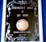 開院のお祝いに<br>
歯科医院のメッセ<br>
ージとマーク入りで<br>
ミラー 額HC-L