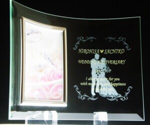 <strong>◆縦型フォトフレームH.2</strong>(裏表彫刻)<br><span style="color: #ff0000;">基本加工費込<strong> 7300円</strong></span> サイズ H177 ×W235mm (わん曲) 写真はL判タテ撮り オリジナルデザインHA/結婚記念祝いのサンプル作品 (着色別料金) 表面にメッセージやお名前などの文字を深めに彫り、裏面にはイラストなど彫ります
<br>
<br>
<center><a href="https://www.kobo-abe.com/order?product=%E7%B8%A6%E5%9E%8B%E3%83%95%E3%82%A9%E3%83%88%E3%83%95%E3%83%ACH.2%28%E8%A3%8F%E8%A1%A8%E5%BD%AB%E5%88%BB%29%E3%80%80%E5%9F%BA%E6%9C%AC%E5%8A%A0%E5%B7%A5%E8%B2%BB%E8%BE%BC%E3%81%BF6900%E5%86%86" target="_blank" rel="noopener"><img border="0" src="https://www.kobo-abe.com/wp-content/uploads/2016/10/order-or200.png" width="200px" alt=""></a></center>
<br>
<br>
</br>