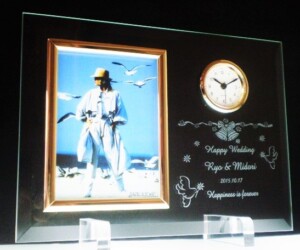 <strong>◆時計付フォトフレームHT.1</strong>(表のみ彫刻)<br>サイズH175×W241mm(平面型)<br>NEWバージョン登場 時計は一回り小さく(画像は旧モデル)。デザインDPH-23 結婚お祝い品に 写真はL判タテ撮り 時計がある為彫刻スペースはその下に制限<br>
<span style="color: #ff0000;">加工費込<strong> 7200円 </strong></span>
<br>
<center><a href="https://www.kobo-abe.com/order?product=%E6%99%82%E8%A8%88%E4%BB%98%E3%81%8D%E3%83%95%E3%82%A9%E3%83%88%E3%83%95%E3%83%ACHT.1%E3%80%80%E5%9F%BA%E6%9C%AC%E5%8A%A0%E5%B7%A5%E8%B2%BB%E8%BE%BC%E3%81%BF6900%E5%86%86" target="_blank" rel="noopener"><img border="0" src="https://www.kobo-abe.com/wp-content/uploads/2016/10/order-or200.png" width="200px" alt=""></a></center>
<br>
<br>
<strong>◆時計付きフォトフレームHT.2</strong><br> (裏面にイラストなど彫る)<br>
裏表彫刻 <span style="color: #ff0000;">加工費込<strong>8000円</strong></span> <br>
<center><a href="https://www.kobo-abe.com/order?product=%E6%99%82%E8%A8%88%E4%BB%98%E3%81%8D%E3%83%95%E3%82%A9%E3%83%88%E3%83%95%E3%83%ACHT.2%28%E8%A3%8F%E8%A1%A8%E5%BD%AB%E5%88%BB%29%E3%80%80%E5%9F%BA%E6%9C%AC%E5%8A%A0%E5%B7%A5%E8%B2%BB%E8%BE%BC%E3%81%BF7700%E5%86%86" target="_blank" rel="noopener"><img border="0" src="https://www.kobo-abe.com/wp-content/uploads/2016/10/order-or200.png" width="200px" alt=""></a></center>
<br>
<br>