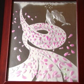 額入彫刻ガラスIN-08<br>
水中の桜花とイルカ<br>段彫り242×303mm<br>
<span style="letter-spacing : 0px;text-decoration : line-through; color:#ff0000;">16800円</span> <FONT color="#ff0000">値下げ 11000円</FONT>
<br>
<br>
<center><a href="https://www.kobo-abe.com/order?product=%E9%A1%8D%E5%85%A5%E5%BD%AB%E5%88%BB%E3%82%AC%E3%83%A9%E3%82%B9%E3%80%80IN-08" target="_blank"rel="noopener"><img border="0" src="https://www.kobo-abe.com/wp-content/uploads/2016/10/order-or200.png" width="200px" alt=""></a></center>
<br>
<br>