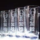 記念品にロゴと大きな文字での彫刻依頼のビアジョッキ<br>
(拡大加工追加料金)
<br>
<br>