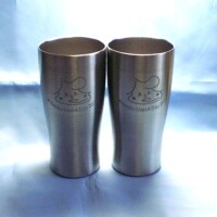 記念品にオリジナルイラスト入れたステンレスタンブラー彫刻