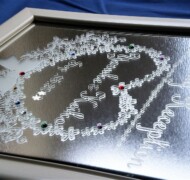 ミラーにモザイクガラスが写りこんでます。また斜めから撮ってますので文字が2重に見えてます。