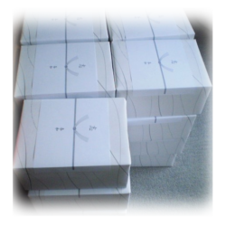 お志しの制作にも<br>
質素な包装紙で