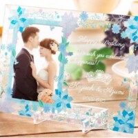 <strong>花柄フォトフレームHB(ブルー調縦型)</strong>高170幅240㎜。直筆メッセージや自作イラストなども制作可能です。色々なお祝い品記念品に、画像は結婚祝いのサンプル作品 <br>加工費込 7000円<br>専用スタンド、厚紙箱入り<br>
<center><a href="https://www.kobo-abe.com/order?product=%E3%83%95%E3%83%A9%E3%83%AF%E3%83%BC%E3%83%95%E3%82%A9%E3%83%88%E3%83%95%E3%83%AC%E3%83%BC%E3%83%A0HB" target="_blank" rel="noopener"><img border="0" src="https://www.kobo-abe.com/wp-content/uploads/2016/10/order-or200.png" width="200px" alt=""></a></center>
<br>