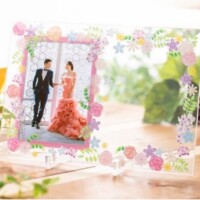 <strong>花柄フォトフレームH(縦型)</strong>高170幅240mm。写真はL判サイズ入ります。結婚祝い、結婚記念、誕生日プレゼントなどに、このパフォーマンスで<br>加工費込 7000円<br>アクリルスタンド付、専用厚紙箱入り(使用写真はダミー)<br>
<center><a href="https://www.kobo-abe.com/order?product=%E3%83%95%E3%83%A9%E3%83%AF%E3%83%BC%E3%83%95%E3%82%A9%E3%83%88%E3%83%95%E3%83%AC%E3%83%BC%E3%83%A0H" target="_blank" rel="noopener"><img border="0" src="https://www.kobo-abe.com/wp-content/uploads/2016/10/order-or200.png" width="200px" alt=""></a></center>
<br>