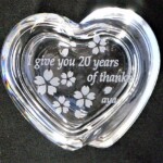 <strong>就職祝/入学祝いにも人気!数量割引あり</strong><br>誕生日/結婚祝いに、卒業/卒園記念品にも
蓋つきガラス小物入<br>
<a href="https://www.kobo-abe.com/p2-zakka/" ><strong>ガラス小物彫刻</strong></a>へ
</br>