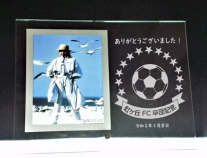 <strong>◆Mサイズ縦型フォトフレームMH.1</strong><br>(表のみ彫刻)<span style="color: #ff0000;"><strong> 4130円 </strong></span> (平面タイプ)<br>サイズH170×W216mm<br>リクエストデザイン、写真はL判タテ撮 <br>
<br>
<center><a href="https://www.kobo-abe.com/order?product=M%E7%B8%A6%E5%9E%8B%E3%83%95%E3%82%A9%E3%83%88%E3%83%95%E3%83%ACMH.1%E3%80%80%E5%9F%BA%E6%9C%AC%E5%8A%A0%E5%B7%A5%E8%B2%BB%E8%BE%BC%E3%81%BF3980%E5%86%86" target="_blank" rel="noopener"><img border="0" src="https://www.kobo-abe.com/wp-content/uploads/2016/10/order-or200.png" width="200px" alt=""></a></center>
<br>
<br>
<strong>◆Mサイズ縦型フォトフレームMH.2</strong><br> (裏面にイラストなど彫る)<br>
裏表彫刻<span style="color: #ff0000;"><strong> 5130円</strong></span>
<br>
<br>
<center><a href="https://www.kobo-abe.com/order?product=M%E7%B8%A6%E5%9E%8B%E3%83%95%E3%82%A9%E3%83%88%E3%83%95%E3%83%ACMH.2%28%E8%A3%8F%E8%A1%A8%29%E3%80%80%E5%9F%BA%E6%9C%AC%E5%8A%A0%E5%B7%A5%E8%B2%BB%E8%BE%BC%E3%81%BF4980%E5%86%86" target="_blank" rel="noopener"><img border="0" src="https://www.kobo-abe.com/wp-content/uploads/2016/10/order-or200.png" width="200px" alt=""></a></center>
<br>