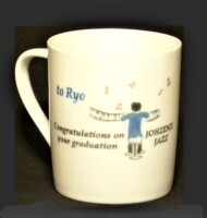 磁器マグカップ作品サンプル知人の就職祝いに、本人のジャズ演奏をイラストに<し彫刻、メッセージ入りでアイボリーのマグに好みの絵柄やお祝いの言葉入れられますよ♪♪