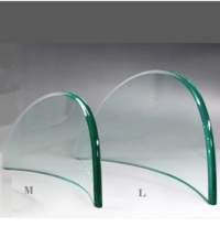 ガラス盾半月型 ひすい色<br>
ガラス製の盾、ずっしりし<br>
た重さの自立型です。<br>
M版サイズ122x240x10mm <br>
売切れ<br>
<br>
<br>
L版サイズ154x295x10mm<br>
特別価格4800円(加工費込) 在庫品のみ<br>
<center><a href="https://www.kobo-abe.com/order?product=%E3%82%AC%E3%83%A9%E3%82%B9%E7%9B%BE%E5%8D%8A%E6%9C%88L" target="_blank" rel="noopener"><img border="0" src="https://www.kobo-abe.com/wp-content/uploads/2016/10/order-or200.png" width="200px" alt=""></a></center><br>
<br>
<br>