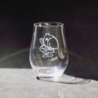 今人気のカジュアルなワインタンブラー、脚なしで取り扱いも安心。持込みイラストを彫刻